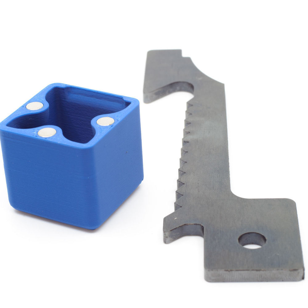 Systém pro vyprázdnění zásobníku na zápalky ARMANOV pro Dillon Super 1050 umožňuje snadné sbírání vyhozených zápalek bez jejich ztráty díky magnetickému uchycení.