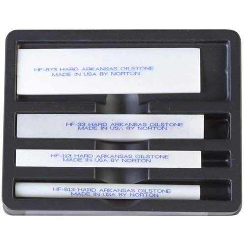 Sada GUNSMITH'S PREMIUM ARKANSAS STONE FILE SET obsahuje 4 základní kameny pro přesné úpravy zbraní, vyrobené z kvalitního Ozark Quartz pro maximální trvanlivost.