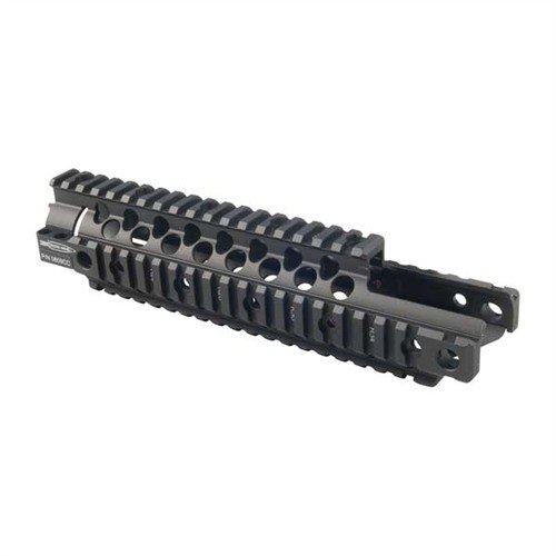Dvou-dílný, čtyř-rail handguard pro AR-15/M16 poskytuje lehkou a silnou konstrukci z hliníku, snadnou instalaci a kontinuální 12 o’clock rail pro příslušenství.