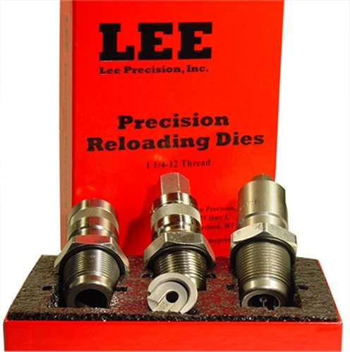 Sada LEE Large Series 3-die Set obsahuje Full Length Sizing Die, Bullet Seating Die, Factory Crimp Die a další příslušenství pro precizní nabíjení.