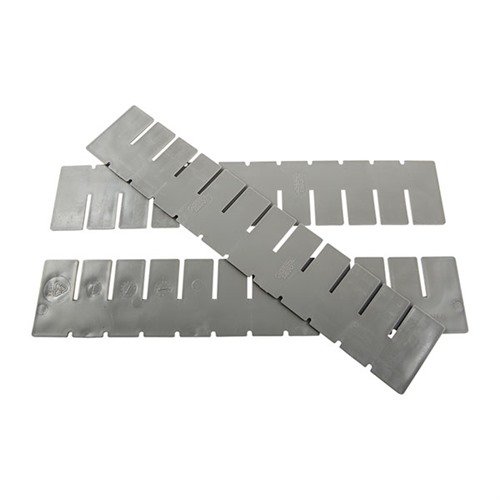 Ochranné kryty a děliče pro Poly Bench Boxes chrání obsah a umožňují organizaci s oddělenými přihrádkami, ideální pro uložení zbraní a příslušenství.