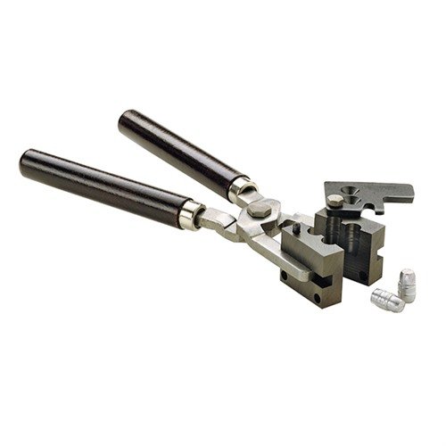 BULLET MOULD HANDLES od RCBS nabízejí pevné ocelové rámy a extra dlouhé dřevěné rukojeti pro pohodlné použití při domácím odlévání nábojů.