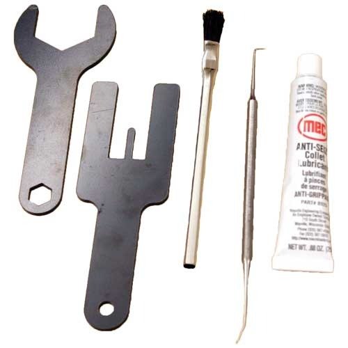 MEC Maintenance Kit obsahuje vše potřebné pro efektivní údržbu vašeho MEC reloaderu, včetně Anti-Seize Lubricant, Pick, Brush, Column Spring Lifter a Closure Nut Wrench.