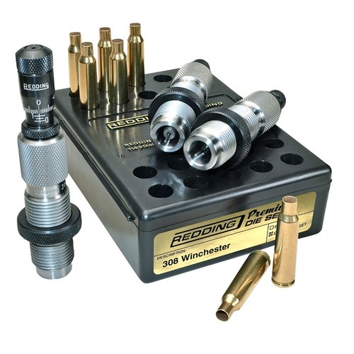 Získejte maximální přesnost s PREMIUM FULL LENGTH DIE SET 308 WIN od REDDING, který obsahuje Carbide Size Button a Bullet Seating Micrometer pro dokonalé nabíjení.